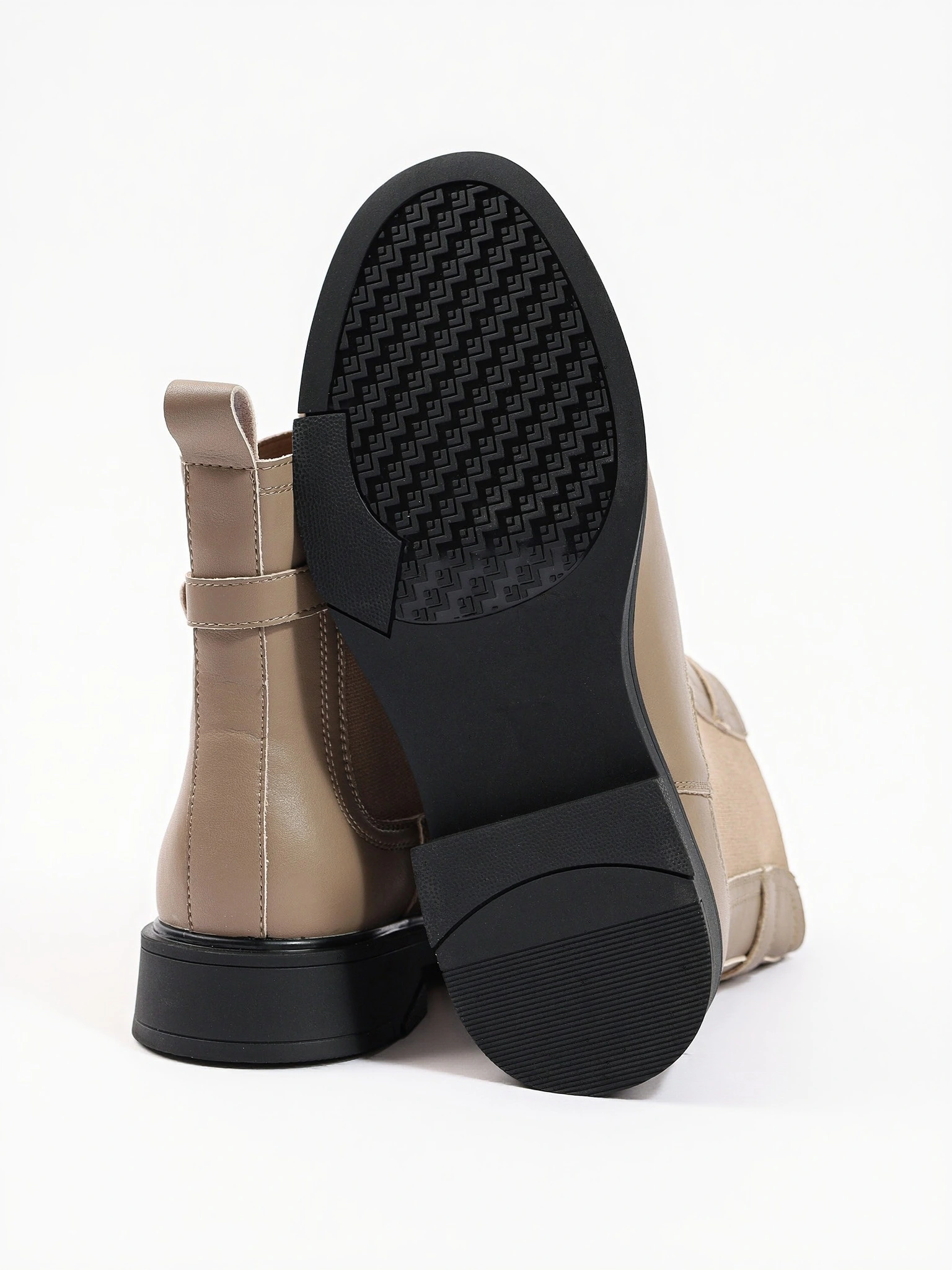 Ботинки-челси бежевого цвета с декоративным ремешком из натуральной кожи